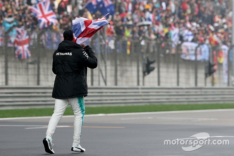 GALERI: Hamilton menghibur fans saat FP2 GP Tiongkok