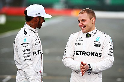 Hamilton y Bottas trabajarán a media jornada en Barcelona