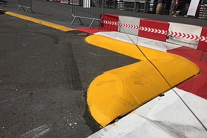 Un nuevo y agresivo bordillo en la zona de la Piscina de Mónaco
