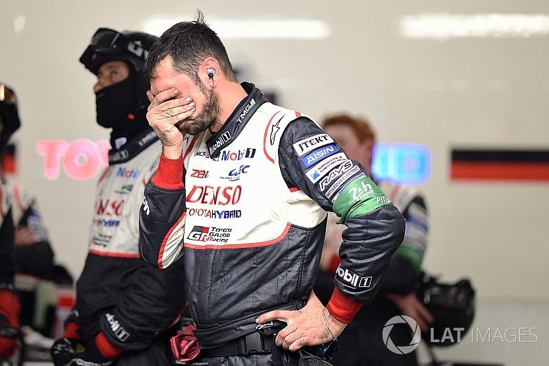 La noche lleva el drama a Le Mans y aniquila a Toyota