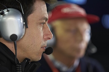 Mercedes necesita mantenerse humilde en 2018, asegura Wolff