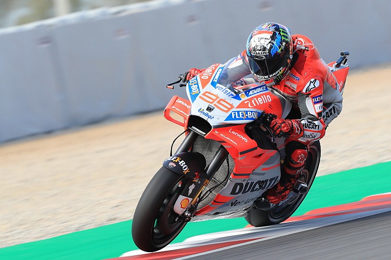 Lorenzo e la Ducati concedono il bis a Barcellona davanti a Marquez e Valentino, cade Dovi