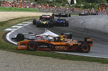 F1-es autók parádéztak az ausztrál éjszakában: videón a jelenet