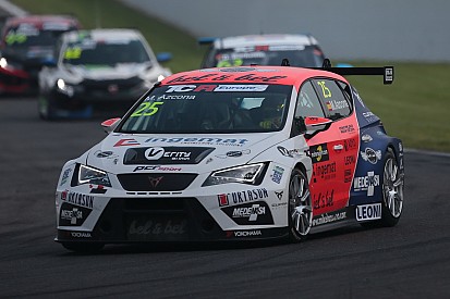 Mikel Azcona e l'umido beffano tutti, Cupra in pole position per Gara 1 all'Hungaroring