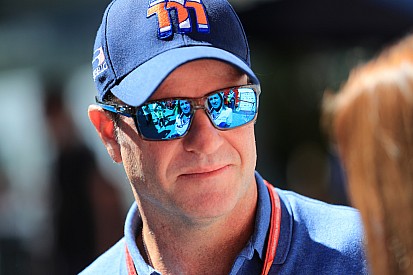 Após alta, Barrichello tem surpresa dos filhos em casa