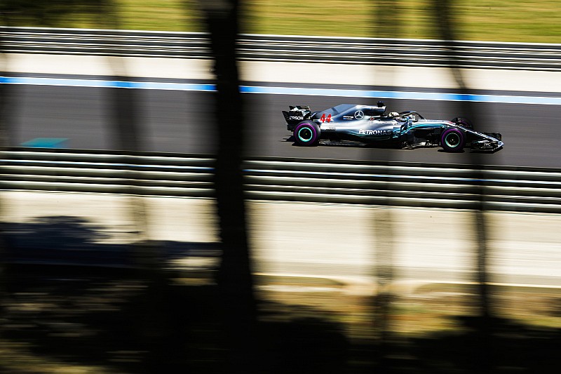 Хэмилтон на 0,7 секунды опередил пилотов Red Bull во второй тренировке
