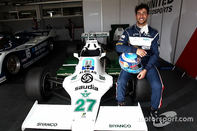 Ricciardo prova la Williams FW07 di Jones e ritrova il sorriso dopo Monaco