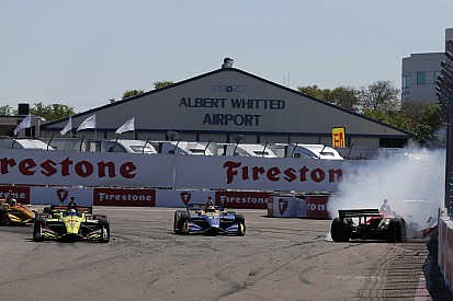 Видео: Росси выбивает Уикенса в борьбе за победу в IndyCar