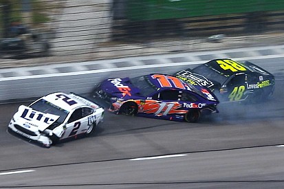 Падения в MotoGP и завал в NASCAR: лучшее гоночное видео уик-энда