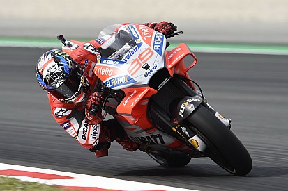 Lorenzo fue el mejor del viernes en Barcelona y Márquez tuvo una caída