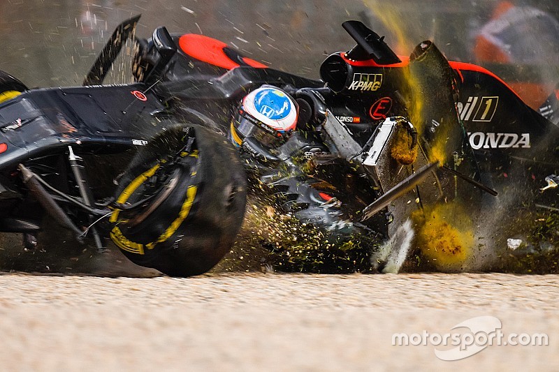 Fotostrecke: Der fürchterliche Unfall von Fernando Alonso in Melbourne