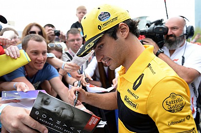 "Exposed" Renault opens contract talks with Sainz