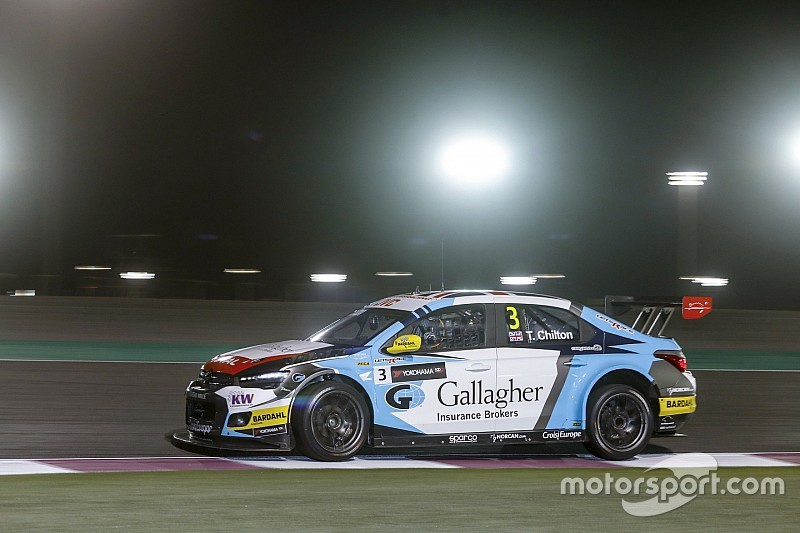 WTCC в Катарі: Чілтон виграв першу гонку в контактній боротьбі