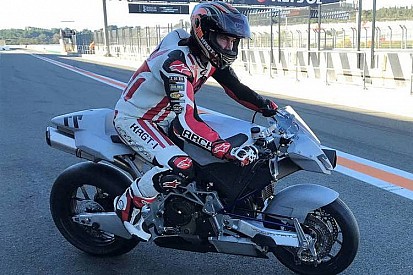 Keanu Reeves rueda con una Vyrus y Nico Terol en Cheste