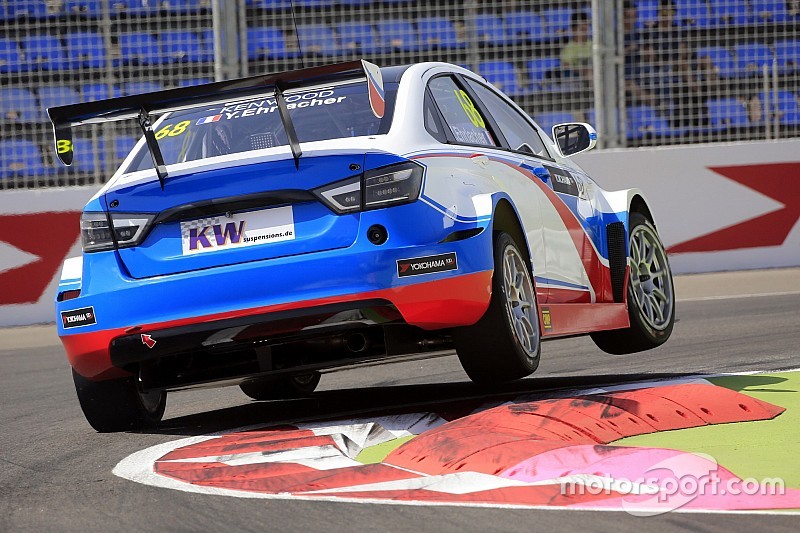 Ehrlacher privé de sa pole pour la course d'ouverture, Coronel opportuniste