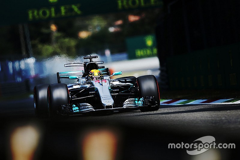 Hamilton a Pirellivel tesztel csütörtökön