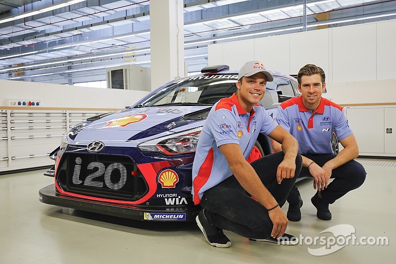Fotogallery: ecco Mikkelsen con i colori ufficiali Hyundai Motorsport