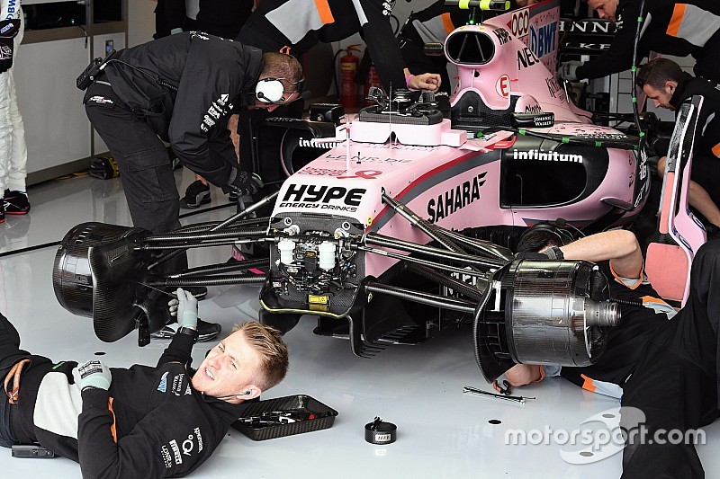 GALERÍA TÉCNICA: fotos espía de los equipos F1en los pits de Silverstone