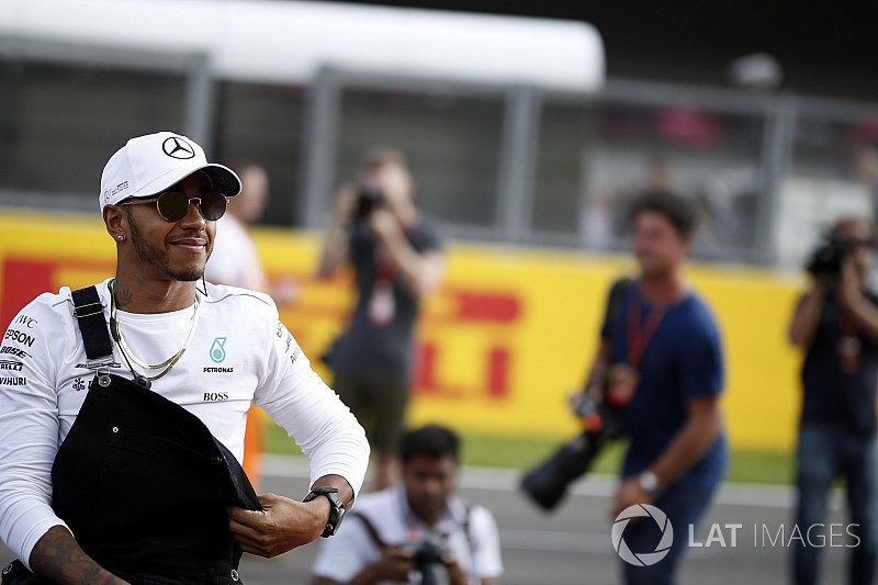 Hamilton igen furcsa öltözékben jelent meg