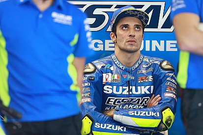 Aterrizaje de emergencia para Andrea Iannone; su novia fumaba en el avión