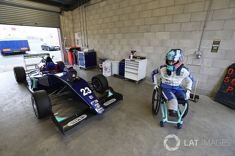 Monger realiza una prueba de un F3 con el equipo Carlin