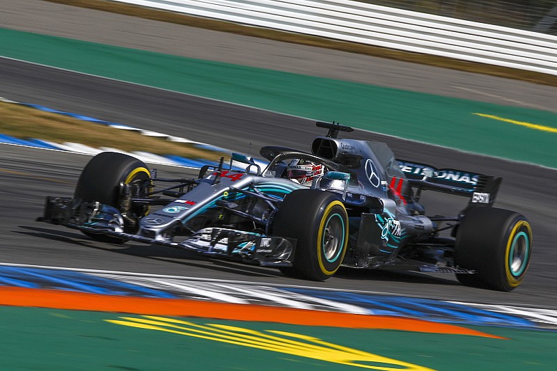 FIA untersucht Fahrt über Grünstreifen: Hamilton muss zittern
