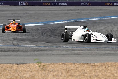 F4/SEA Buriram: Frost resmi jadi juara Race 1 usai konfirmasi penalti Kahia