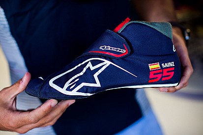 Sainz akan pakai sepatu balap teringan yang pernah ada