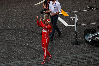 Vettel sapkát cserélt a rajongójával