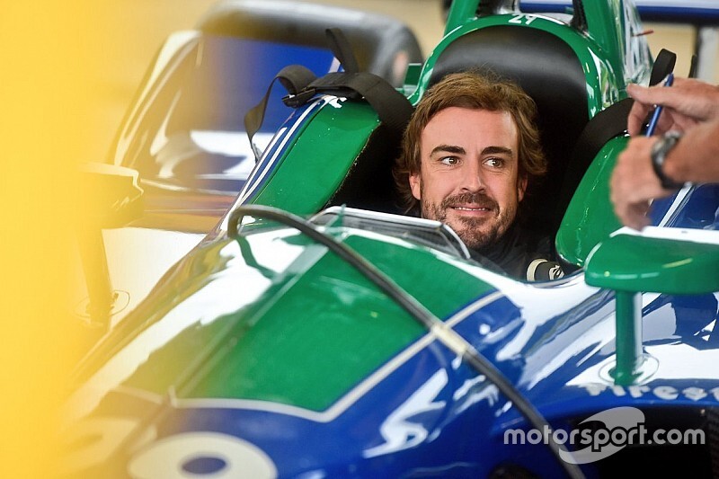 Fernando Alonso completa un test