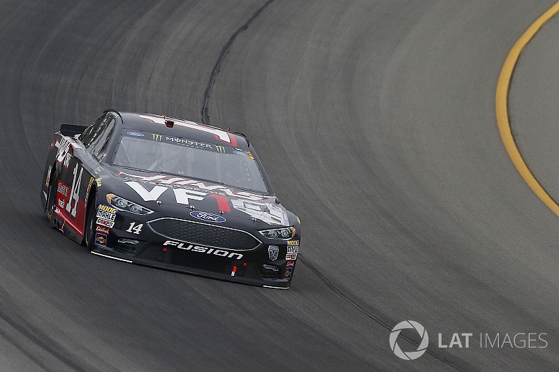 Bowyer tem estratégia certeira e vence em Michigan