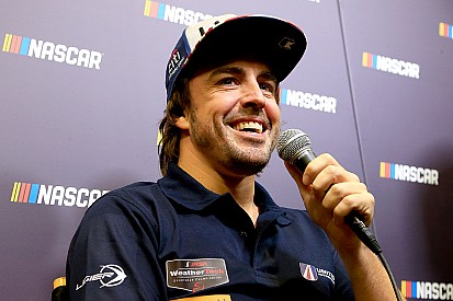 Alonso diz que gostaria de testar carro da NASCAR no futuro