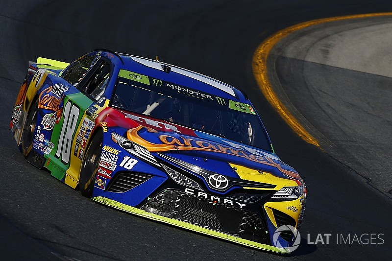 Kyle Busch vince a Loudon approfittando di un'incertezza di Truex Jr