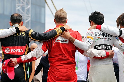 A nap legmeghatóbb képe: Gasly Bianchi emléke előtt tiszteleg Szuzukában