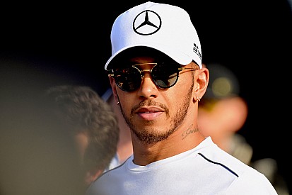 "Sou grato a Verstappen", brinca Hamilton