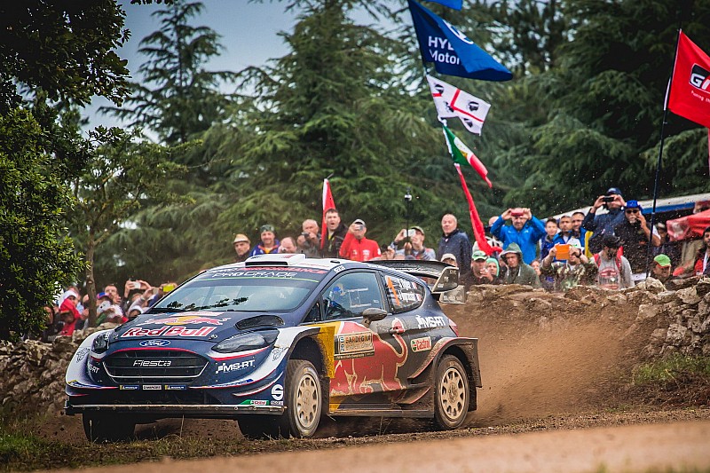 Sardegna, PS15-16: Ogier guida con 3