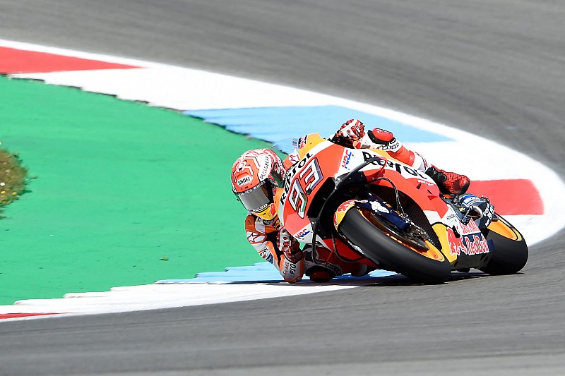 Assen, Libere 4: Marquez fa paura a tutti con un gran passo, cade Valentino