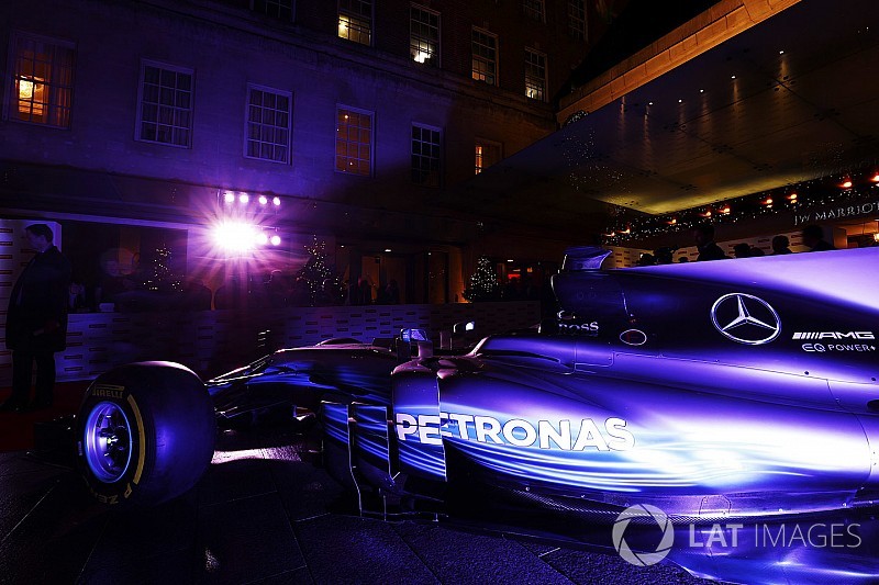 Mercedes W08: 127 802 kanyar és 382 233 sebességváltás