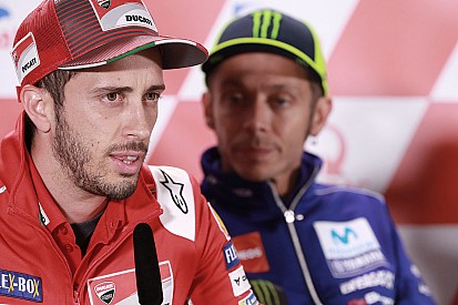 Andrea Dovizioso schaut besorgt in Richtung Yamaha