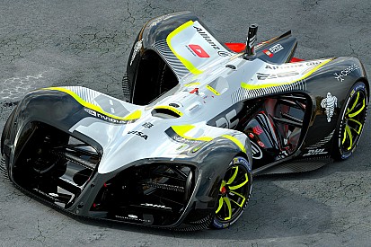 В Барселоне показали машины RoboRace