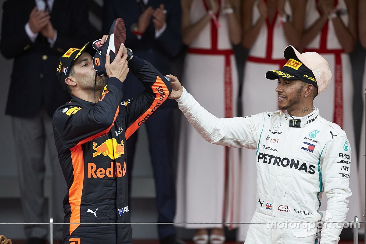 Hamilton cree que Ricciardo solo tiene una opción para 2019