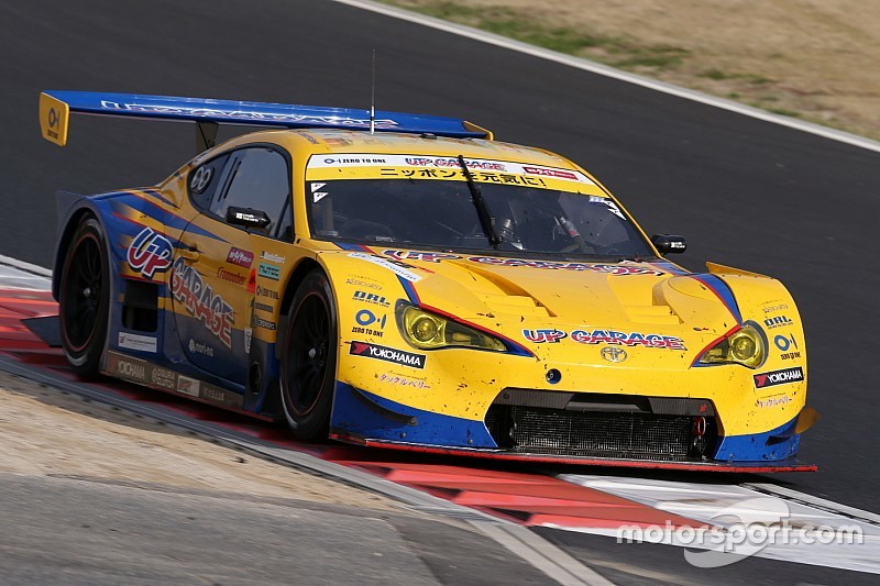 タイヤ無交換作戦が奏功。UPGARAGE 86 MCがGT300開幕戦を制す