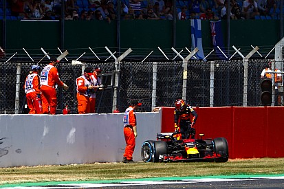Verstappen crasht tijdens tweede training Britse GP