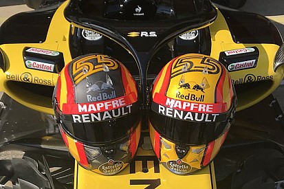 Carlos Sainz demande aux fans de choisir son casque