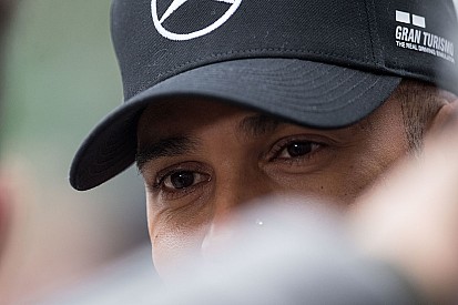 Hamilton scherza: "Sono grato al modo di guidare di Verstappen"