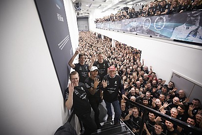 In beeld: Mercedes vormt erehaag voor Lewis Hamilton