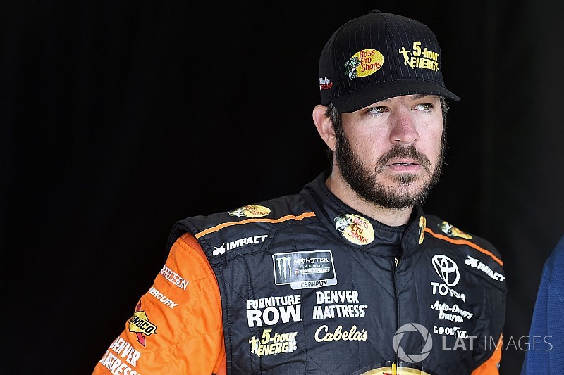 Truex admite que Harvick está por corriendo