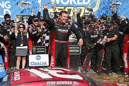 Newman aparece no fim e quebra jejum de vitórias na NASCAR