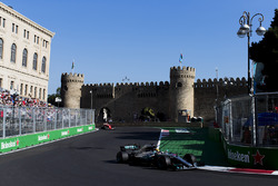 Lewis Hamilton, Mercedes AMG F1 W08, Sebastian Vettel, Ferrari SF70H