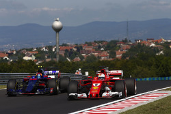 Sebastian Vettel, Ferrari SF70H, Carlos Sainz Jr., Scuderia Toro Rosso STR12